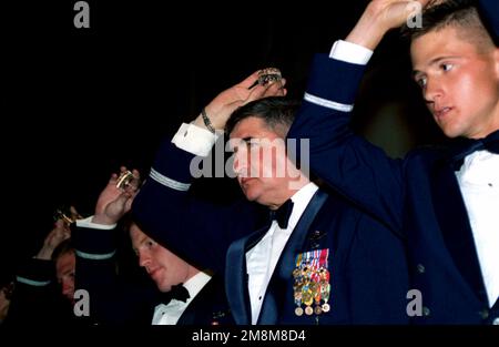 Il Generale dell'Aeronautica STATUNITENSE Ronald Fogelman (centro), CAPO DELLO STAFF dell'Aeronautica militare, è Unito ai cadetti dell'Accademia dell'Aeronautica militare presso il 'grog' Bowl durante la cena dell'Ala 355th al Pima County Air and Space Museum, a Tucson, Arizona. La cena è stata tenuta in suo onore durante la sua visita alla base dell'aeronautica militare Davis-Monthan, Arizona. Base: Davis-Monthan Air Force base Stato: Arizona (AZ) Paese: Stati Uniti d'America (USA) Foto Stock