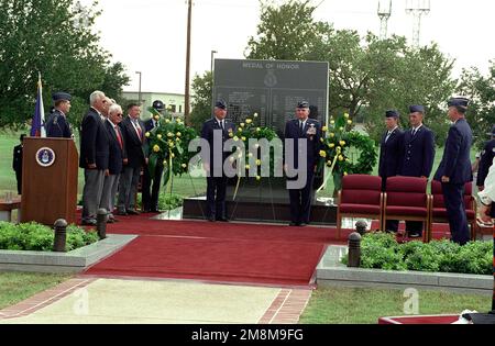 I funzionari sono all'attenzione dopo la cerimonia di posa della corona al Monumento della Medaglia d'onore. Da sinistra a destra, Medaglia d'onore destinatari: COL. James Fleming; col. Leo Thorsness; col. Joe Jackson; GEN. Billy Boles, comandante AETC; GEN. Ronald Fogelman, CAPO DI STATO MAGGIORE delle forze aeree; AIRMAN 1st Classe Katie Obate; AIRMAN Basic Timothy McWatters e Brig. GEN. Robert J. Courter Jr., 37 TRW Commander. Base: Lackland Air Force base Stato: Texas (TX) Paese: Stati Uniti d'America (USA) Foto Stock