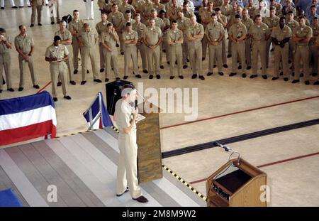 L'ammiraglio DELLA MARINA DEGLI STATI UNITI (ADM) Jay Johnson, CAPO delle operazioni Navali (CNO) parla ai marinai e ai marinai durante la sua visita alla Naval Air Station (NAS) Cecil Field, Florida. Base: Naval Air Station, Cecil Field Stato: Florida (FL) Paese: Stati Uniti d'America (USA) Foto Stock