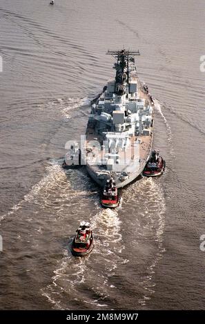 Una vista aerea a poppa della nave da guerra WISCONSIN (BB-64) che è stata spostata sul porto per lo stoccaggio pronto riserva presso il cantiere navale di Norfolk a Portsmouth. La nave è stata trainata dalla base navale di Philadelphia dopo la chiusura di tale base il 30 settembre. Base: Hampton Roadstead Stato: Virginia (VA) Nazione: Stati Uniti d'America (USA) Foto Stock