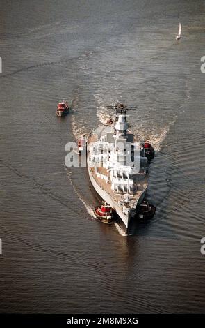 Una prua aerea in vista di una flotta di rimorchiatori commerciali che spostano la nave da guerra WISCONSIN (BB-64) a monte per lo stoccaggio pronto riserva presso il cantiere navale di Norfolk a Portsmouth. BB-64 è stato spostato qui dalla struttura di manutenzione intermedia della nave presso la base navale di Philadelphia quando tale struttura è stata chiusa il 30 settembre. Base: Hampton Roadstead Stato: Virginia (VA) Nazione: Stati Uniti d'America (USA) Foto Stock