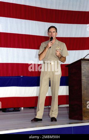 AMMIRAGLIO DELLA MARINA DEGLI STATI UNITI (ADM) Jay Johnson, CAPO delle operazioni Navali (CNO) si trova di fronte al rosso bianco e blu mentre parla ai marinai e ai marinai durante la sua visita alla Naval Air Station (NAS) Cecil Field, Florida. Base: Naval Air Station, Cecil Field Stato: Florida (FL) Paese: Stati Uniti d'America (USA) Foto Stock