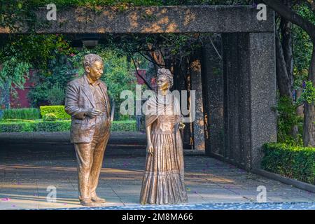 Statue di bronzo dell'artista messicana Frida Kahlo e del suo marito, il muralista messicano Diego Rivera, di Gabriel Ponzanelli, nel parco Frida Kahlo di Coyoacan, Città del Messico. Foto Stock