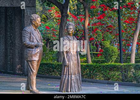 Statue di bronzo dell'artista messicana Frida Kahlo e del suo marito, il muralista messicano Diego Rivera, di Gabriel Ponzanelli, nel parco Frida Kahlo di Coyoacan, Città del Messico. Foto Stock