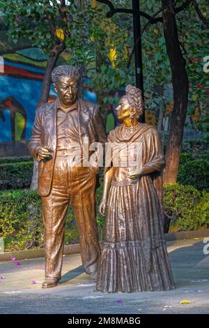 Statue di bronzo dell'artista messicana Frida Kahlo e del suo marito, il muralista messicano Diego Rivera, di Gabriel Ponzanelli, nel parco Frida Kahlo di Coyoacan, Città del Messico. Foto Stock