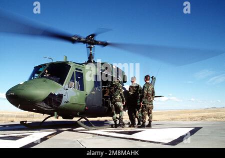 Un elicottero UH-1 del 37th RQF si prepara a trasportare i membri del 90th Communications Squadron Strategic Communications Maintenance Shop e le loro attrezzature di supporto a un MAF (Missile Alert Facility) remoto. Base: Francis E. Warren Air Force base Stato: Wyoming (Wyoming) Paese: Stati Uniti d'America (USA) Foto Stock