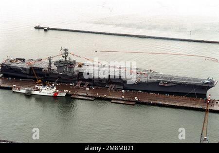 Vista laterale a dritta della portaerei nucleare USS THEODORE ROOSEVELT (CVN-71) collegata sul lato nord del molo n. 12 della base navale di Norfolk. Una resistenza media U.S.A. La taglierina della Guardia Costiera è ormeggiata sul lato sud del molo. Base: Hampton Roadstead Stato: Virginia (VA) Nazione: Stati Uniti d'America (USA) Foto Stock