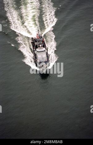 Una vista aerea a prua del velivolo costiero USS FIREBOLT (PC-10) in corso di velocità quando la nave ritorna da un dispiegamento mediterraneo. Base: Hampton Roadstead Stato: Virginia (VA) Nazione: Stati Uniti d'America (USA) Foto Stock
