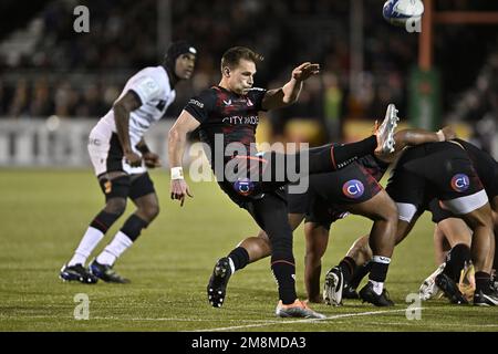 Barnet, Regno Unito. 14th Jan, 2023. EPCR Challenge Cup. Saracens V Lyon ou. Stadio StoneX. Barnet. Ivan Van Zyl (Saracens) calcia durante la Saracens V Lyon OU EPCR Heineken Champions Cup, Round 3, organizzando Una partita di rugby allo StoneX Stadium. Credit: Sport in Pictures/Alamy Live News Foto Stock