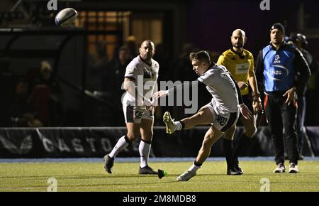 Barnet, Regno Unito. 14th Jan, 2023. EPCR Challenge Cup. Saracens V Lyon ou. Stadio StoneX. Barnet. Fletcher Smith (Lione) calci durante la Saracens V Lyon OU EPCR Heineken Champions Cup, Round 3, organizzano Una partita di rugby allo StoneX Stadium. Credit: Sport in Pictures/Alamy Live News Foto Stock