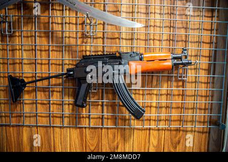 Pistola Kalashnikov in vendita in una fabbrica di armi, Peshawar, Pakistan Foto Stock