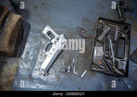 Struttura iniziale di un revolver in una fabbrica privata di armi, Peshawar, Pakistan Foto Stock