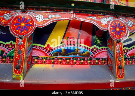 Particolare di un camion dipinto coloratamente presso l'officina, Peshawar, Pakistan Foto Stock