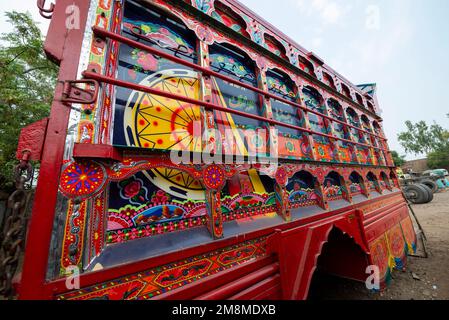 Particolare di un camion dipinto coloratamente presso l'officina, Peshawar, Pakistan Foto Stock