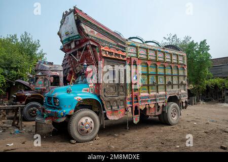 Camion colorato presso l'officina, Peshawar, Pakistan Foto Stock