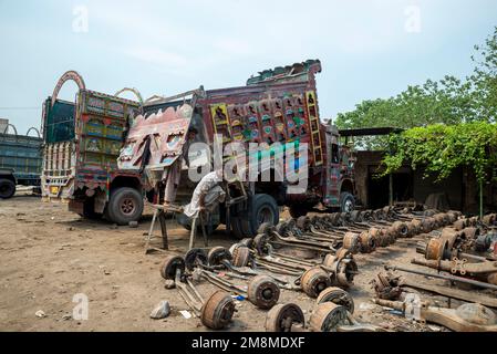 Veicoli verniciati a colori presso l'officina, Peshawar, Pakistan Foto Stock