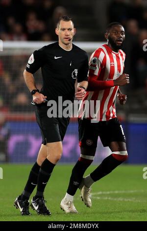 Londra, Regno Unito. 14th Jan, 2023. Arbitro, jarred Gillett in azione durante la partita della Premier League tra Brentford e Bournemouth al GTECH Community Stadium, Londra, Inghilterra il 14 gennaio 2023. Foto di Carlton Myrie. Solo per uso editoriale, licenza richiesta per uso commerciale. Non è utilizzabile nelle scommesse, nei giochi o nelle pubblicazioni di un singolo club/campionato/giocatore. Credit: UK Sports Pics Ltd/Alamy Live News Foto Stock