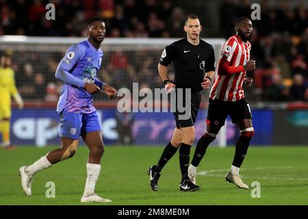 Londra, Regno Unito. 14th Jan, 2023. Arbitro, jarred Gillett in azione durante la partita della Premier League tra Brentford e Bournemouth al GTECH Community Stadium, Londra, Inghilterra il 14 gennaio 2023. Foto di Carlton Myrie. Solo per uso editoriale, licenza richiesta per uso commerciale. Non è utilizzabile nelle scommesse, nei giochi o nelle pubblicazioni di un singolo club/campionato/giocatore. Credit: UK Sports Pics Ltd/Alamy Live News Foto Stock