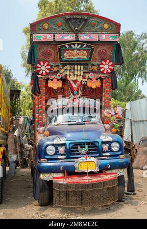 Camion colorato presso l'officina, Peshawar, Pakistan Foto Stock