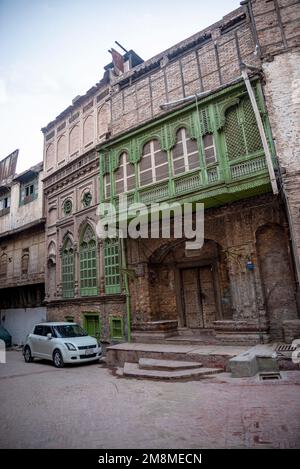 Verde antico balcone nella città vecchia di Peshawar, Pakistan Foto Stock