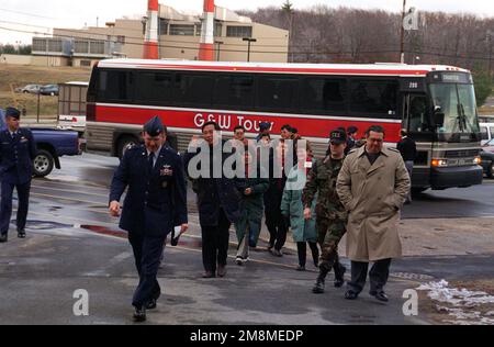 COL John D. Piazza, 66th Air base Wing Commander (a sinistra) accompagna una delegazione cinese della Repubblica popolare Cinese in un tour di varie strutture sulla base. Alla guida della delegazione cinese è stato il colonnello Chen Xiaogong. Base: Hanscom Air Force base Stato: Massachusetts (ma) Paese: Stati Uniti d'America (USA) Foto Stock
