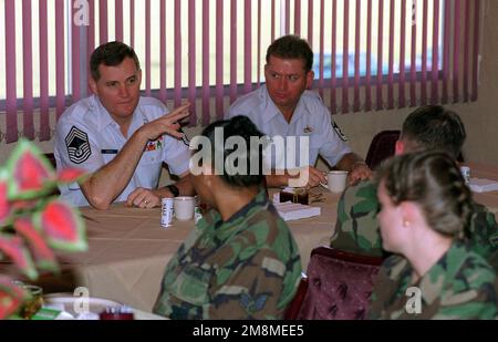 Benken (a sinistra) con IL CAPO MAESTRO Sergente Danny K. Coleman, 24th Wing SENIOR arlisted Advisor, parlare con gli Airmen della 24th Wing durante la colazione. Base: Howard Air Force base Paese: Panama (PAN) Foto Stock