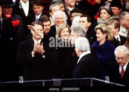 Il presidente William J. Clinton si fa un'onda alla folla dopo la cerimonia di giuramento inaugurale del 1997 sul fronte occidentale del Campidoglio. Base: Washington Stato: District of Columbia (DC) Nazione: Stati Uniti d'America (USA) Foto Stock