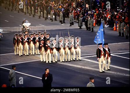 Il Comandante della Guardia dei Chiefs, l'esercito degli Stati Uniti 3rd Fanteria degli Stati Uniti (la Vecchia Guardia) marciano lungo Pennsylvania Avenue. The Inaugural Parade, Washington, DC, 20 gennaio 1997. Base: Washington Stato: District of Columbia (DC) Nazione: Stati Uniti d'America (USA) Foto Stock