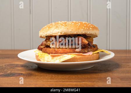 Sandwich con pancetta, uova e salsiccia Foto Stock