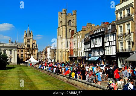 Kings Parade, e Great St Mary's Church, Visitors, Cambridge, Inghilterra, Regno Unito Foto Stock