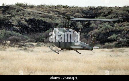 Un elicottero tedesco UH-1B della Squadron Air Transport Wing 62/CSR, Germania, decollo da un campo durante un volo di familiarizzazione sulla gamma di bombe Alamogordo. I membri delle forze armate tedesche, insieme a olandesi e canadesi, si sono Uniti alle loro controparti americane in questo esercizio di operazioni aeree tattiche multi-nazionali, il più grande servizio congiunto del mondo. Soggetto operativo/Serie: ROVING SANDS '97 base: Roswell Stato: New Mexico (NM) Paese: Stati Uniti d'America (USA) Foto Stock