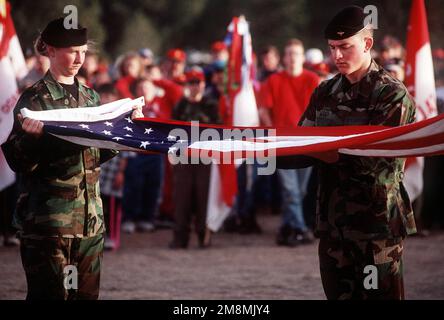 Cadet 3rd Classe Marilyn Schoeling (a sinistra) e Cadet 3rd Classe Zachary Arnt, Air Force Academy Honor Guard, assicurarsi i colori durante il ritiro al 7th° anno 'Freezoree'. I cadetti facevano parte di circa 250 cadetti che hanno ospitato più di 2.000 Boy Scout e Webelos da tutto il Colorado che hanno partecipato all'evento all'Accademia dell'aeronautica. Exact Date Shot Unknown pubblicato su AIRMAN Magazine Maggio 1997. Base: Colorado Springs Stato: Colorado (CO) Paese: Stati Uniti d'America (USA) Foto Stock