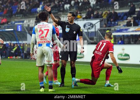 Paesi Bassi. 14th Jan, 2023. HERENVEEN - Referee Serdar Gozubuyuk durante la partita di Premier League olandese tra sc Heerenveen e AZ allo stadio Abe Lustra il 14 gennaio 2023 a Heerenveen, Paesi Bassi. ANP ed VAN DE POL Credit: ANP/Alamy Live News Foto Stock