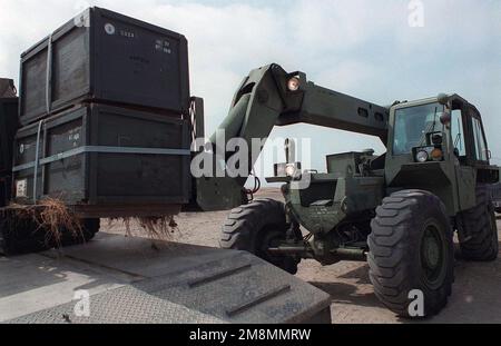 Un operatore di attrezzature marine pesanti con Marine Wing Support Squadron 374, 3rd Marine Air Wing, forniture fuori carico vicino a Red Beach. Soggetto operativo/Serie: KERNEL BLITZ '97 base: Marine Corps base Camp Pendleton Stato: California (CA) Paese: Stati Uniti d'America (USA) Foto Stock