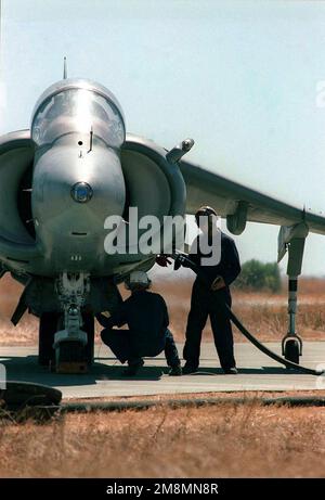 970629-M-9816M-004. [Completa] Didascalia scena: Due Marines della Marine Wing supportano Squadron 374, 3rd Marine Air Wing con base alla Marine Corps Air Station di Tustin, California, eseguono un rifornimento caldo su un AV-8B Harrier di VMFA-214, 3rd Marine Air Wing, Marine Corps Air Station di Yuma, Arizona durante KERNEL BLITZ '97 a Camp Pendleton, California. KERNEL BLITZ è un esercizio biennale di addestramento della flotta Commander-in-CHIEF Pacific (CINCPAC) (FLEETEX) incentrato sull'addestramento operativo/tattico di Commander, Third Fleet (C3F)/ i Marine Expeditionary Forces (MEF) e Commander, Amphibious Group 3 (CPG-3)/ 1st M. Foto Stock
