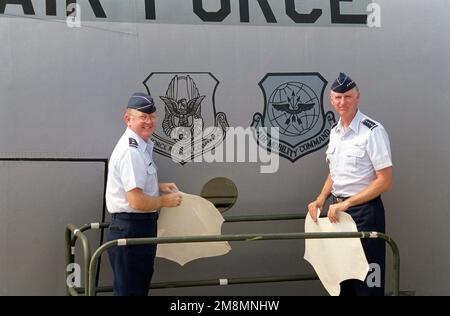 Walter Kross, Comandante del COMANDO principale dei trasporti degli Stati Uniti (CINC TRANSCOM) e Comandante del comando della mobilità aerea (AMC), svela il nuovo emblema del comando della mobilità aerea e il luogotenente dell'aeronautica statunitense James E. Sherrard III, Vice Comandante, comando della riserva dell'aeronautica, La base dell'aeronautica militare Robins, Georgia, svela l'emblema del comando della riserva dell'aeronautica. Base: Keesler Air Force base Stato: Mississippi (MS) Paese: Stati Uniti d'America (USA) Foto Stock