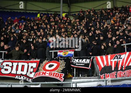 Paesi Bassi. 14th Jan, 2023. HERENVEEN - sostenitori dell'AZ durante la partita di campionato olandese tra sc Heerenveen e AZ allo stadio Abe Lustra il 14 gennaio 2023 a Heerenveen, Paesi Bassi. ANP ed VAN DE POL Credit: ANP/Alamy Live News Foto Stock