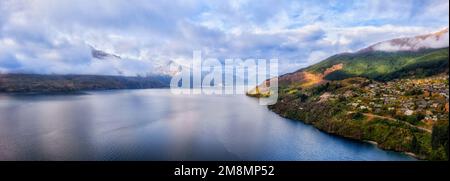 Lago Wakatipu a Queenstown da ben Lomond al Monte Nicholas in un ampio panorama aereo della Nuova Zelanda. Foto Stock