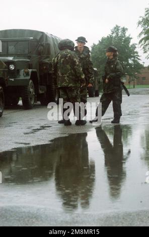 Combatti il personale della Camera dell'Aeronautica militare, della Marina militare e dei British Army Reservists a bordo di un camion militare da carico M35A2 mentre si preparano a raggiungere il campo. Gli studenti del 621st Air Mobility Warfare Center si stanno implementando nell'area degli esercizi sul campo dopo aver passato per la prima volta una settimana di lezioni in aula. Base: Fort Dix Stato: New Jersey (NJ) Nazione: Stati Uniti d'America (USA) Foto Stock