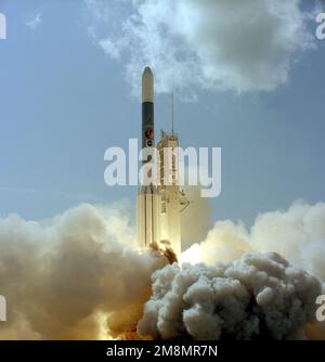 Il Boeing Delta II parte dal complesso 17A alle 10:39 EDT. Il Delta II portava l'Advanced Composition Explorer (ACE) della NASA. Base: Cape Canaveral Stato: Florida (FL) Nazione: Stati Uniti d'America (USA) Foto Stock