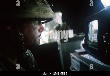 EDWARD Williams, un videografo assegnato al 1st COMBAT Camera Squadron (CTCS) DELLA base dell'aeronautica militare di Charleston, South Carolina, ha modificato un video mentre era in completo equipaggiamento da combattimento. L'editing di clip sul campo è un'impresa pericolosa, che mette piena fiducia nel vostro team per coprire le spalle. La creazione di team è uno dei numerosi concetti illustrati al corso CSOC (Contingency Support Operations Course) 97-8. Il corso Contingency Support Operations offre a molti airman un primo assaggio di come funzionano le contingenze, di cosa ci si aspetta da loro e di come sopravvivere e operare in queste condizioni. Foto Stock