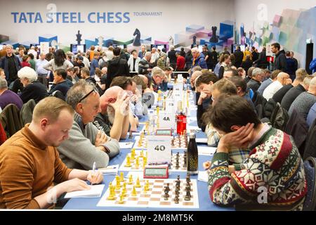 Wijk Aan Zee, Paesi Bassi. 14th Jan, 2023. I giocatori dilettanti si sfidano durante il torneo di scacchi Tata Steel 2023 a Wijk aan Zee, Paesi Bassi, 14 gennaio 2023. Credit: Sylvia Lederer/Xinhua/Alamy Live News Foto Stock