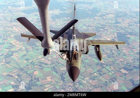 Un aereo tedesco ad alta velocità Tornado GR1 riceve carburante da un US Aeronautica militare KC-135R. La petroliera utilizza un braccio modificato con un contenitore di drigue per servire l'aeromobile. La nave cisterna e l'equipaggio sono assegnati all'ARS 912th della Grand Forks AFB, North Dakota, per incarico temporaneo alla European Tanker Task Force presso la RAF Mildenhall, Inghilterra. Paese: Germania / Germania (DEU) Foto Stock