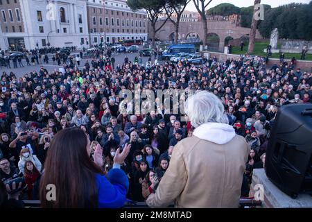 Roma, Italia. 14th Jan, 2023. Pietro Orlandi, fratello di Emanuela Orlandi, cittadina vaticana misteriosamente scomparsa il 22 giugno 1983. Una protesta a Roma organizzata da Pietro Orlandi, fratello di Emanuela Orlandi, che oggi avrebbe fatto 55 anni. Per la prima volta in 40 anni, il Vaticano ha aperto un'indagine sulla scomparsa di Emanuela Orlandi. (Foto di Matteo Nardone/Pacific Press) Credit: Pacific Press Media Production Corp./Alamy Live News Foto Stock