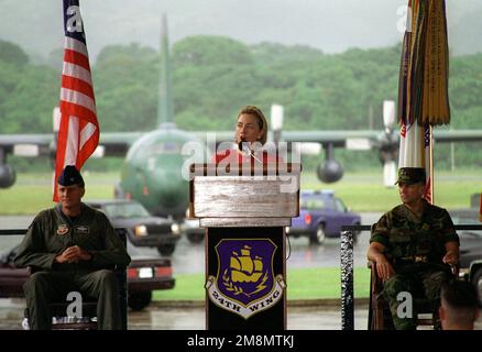 La signora Hillary Rodham-Clinton visita Panama per partecipare alla settima riunione annuale della 'First Ladies Conference of the America'. Seduto sulla destra della signora Clinton è MAJ. GEN. Philip R. Kensinger, Jr., Comandante, US Army South e sulla sua sinistra è col. Gregory Trebon, 24th Comandante dell'Ala. Base: Howard Air Force base Paese: Panama (PAN) Foto Stock