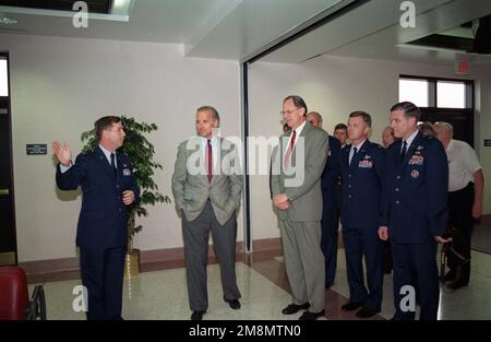 Il capitano DELL'aeronautica STATUNITENSE Andrew Molner, comandante del nuovo terminal passeggeri, 436th Aerial Port Squadron (APS), offre un tour al senatore Joseph Biden (D-DE), al rappresentante Michael N. Castle (R-DE), al colonnello dell'aeronautica statunitense Felix Greider, al comandante 436th Airlift Wing, alla base dell'aeronautica militare di dover, Delaware, E il generale William Wellser, comandante Air Mobility Warfare Center, Fort Dix, New Jersey, del Brigadier dell'aeronautica militare statunitense, sottolineando i lavori di ristrutturazione del nuovo terminal passeggeri della base dell'aeronautica militare di dover, Delaware. Base: Dover Air Force base Stato: Delaware (DE) Paese: Stati Uniti d'America (USA) Foto Stock