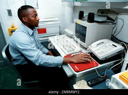 Yeoman 2nd Class William Cunningham svolge compiti amministrativi per l'ufficio Naval Criminal Investigative Service (NCIS). La USS GEORGE WASHINGTON (CVN 73) e il suo vettore imbarcato Air Wing One (CVW-1) sono schierati nel Golfo Persico a sostegno dell'operazione Southern Watch che impone la no-fly zone 'overs out Iraq. Soggetto operativo/Serie: SOUTHERN WATCH base: USS George Washington (CVN 73) Paese: At Sea Foto Stock