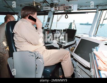 A bordo della portaerei nucleare USS George Washington (CVN 73) operante nel Golfo Persico. IL capitano della Marina STATUNITENSE Lindell G. Rutherford, comandante della USS GEORGE WASHINGTON (CVN 73), converge dal ponte di navigazione delle navi. La portaerei nucleare USS Nimitz (CVN 68) in background. Con entrambi i vettori e le loro ali aeree imbarcate nella regione, gli Stati Uniti hanno ora circa 100 aerei da sciopero che operano in modo indipendente nella regione. GEORGE WASHINGTON e il NIMITZ continuano a pattugliare la no-fly zone sull'Iraq a sostegno delle sanzioni delle Nazioni Unite. OPERATION SOUTHERN WATCH, 23 N Foto Stock