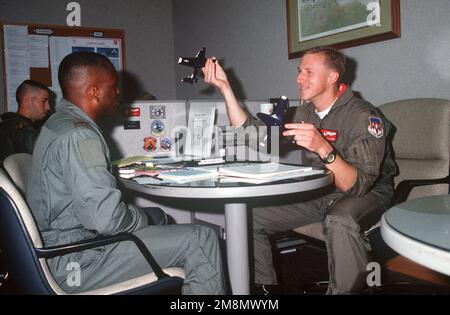 IL capitano dell'aeronautica STATUNITENSE William Corder, utilizzando i modelli T-37, debriefing un pilota studentesco dopo una sortie di addestramento al volo. Base: Vance Air Force base Stato: Oklahoma (OK) Paese: Stati Uniti d'America (USA) Foto Stock
