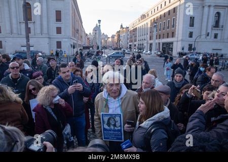 Roma, Italia. 14th Jan, 2023. Pietro Orlandi, fratello di Emanuela Orlandi, cittadina vaticana misteriosamente scomparsa il 22 giugno 1983. Una protesta a Roma organizzata da Pietro Orlandi, fratello di Emanuela Orlandi, che oggi avrebbe fatto 55 anni. Per la prima volta in 40 anni, il Vaticano ha aperto un'indagine sulla scomparsa di Emanuela Orlandi. (Credit Image: © Matteo Nardone/Pacific Press via ZUMA Press Wire) SOLO PER USO EDITORIALE! Non per USO commerciale! Foto Stock